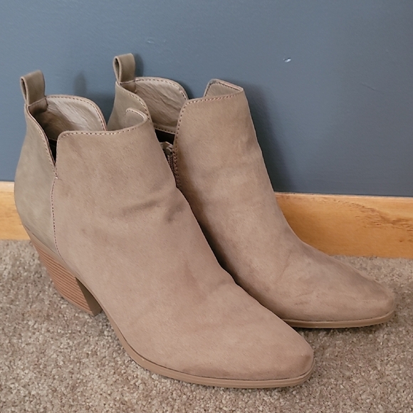 JustFab 7.5 Taupe Faux Suede Ankle Western Boots - Picture 1 of 3